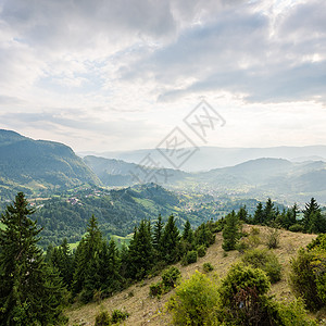 喀尔巴阡山脉的乡村风景多彩山地和图片