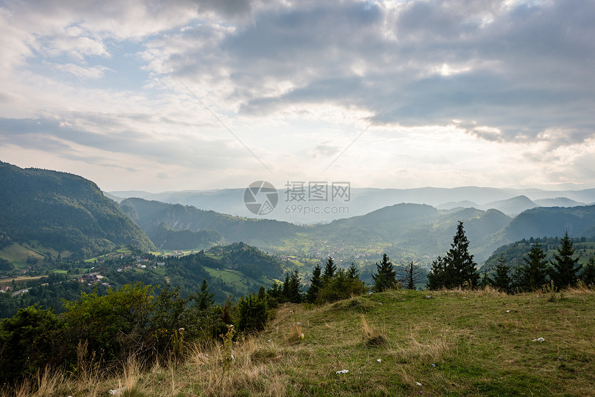 喀尔巴阡山脉的乡村风景多彩山地和图片