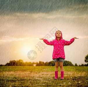 天气变化田野里的小女孩图片