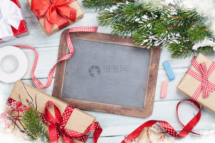 圣诞黑白板礼品箱装饰和fir树您的文本有复制空图片