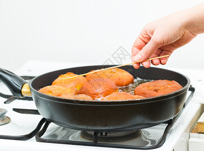 油炸的甜圈准备传统的甜圈有脂肪的煎锅图片
