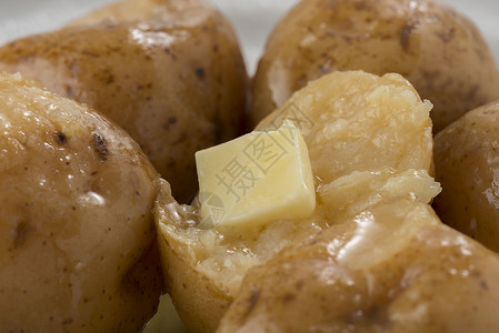 把黄油加在土豆上新鲜又美味图片