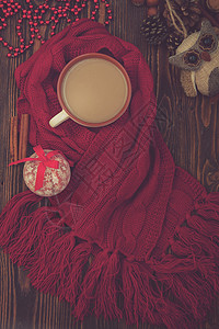 冬咖啡在一个陶瓷杯中装有棉花糖温暖的红围巾和图片