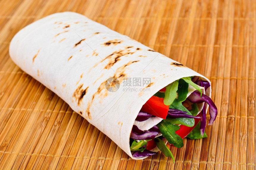 ShawarmaLavash与Arugula洋葱番茄和蔬图片