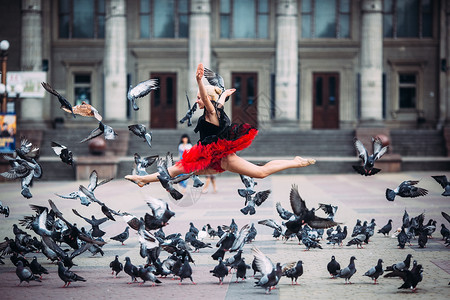 Ballerina在广场图片