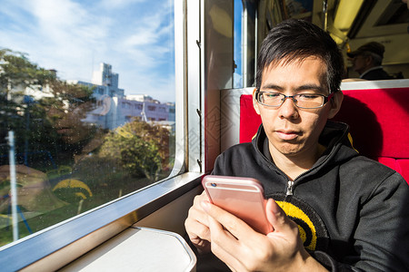 旅行时在火车上使用电话的图片