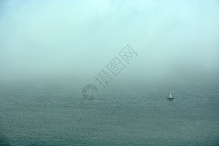 在有雾的天气的海洋的小游艇图片