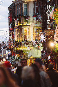 色彩缤纷的圣诞市场氛围上方的酒店霓虹灯广告图片