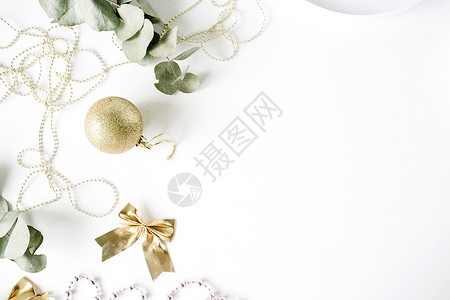 由圣诞节装饰玻璃球锡轮弓叶卡lyptus墙纸组成的图片