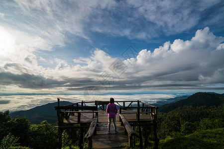 站在泰国DoiAngKhang山顶阳台的妇女图片