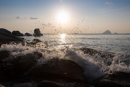 海浪冲击线撞击图片