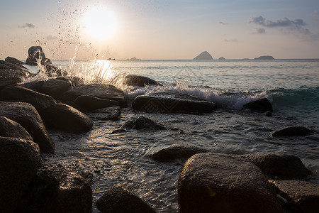 海浪冲击线撞击图片