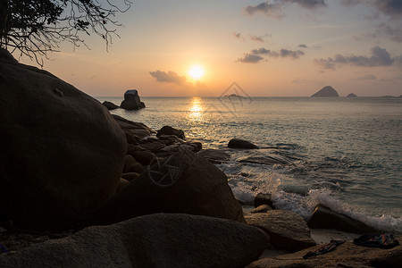 海浪冲击线撞击图片