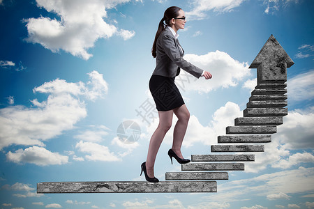 女商人攀登职业阶梯概念图片