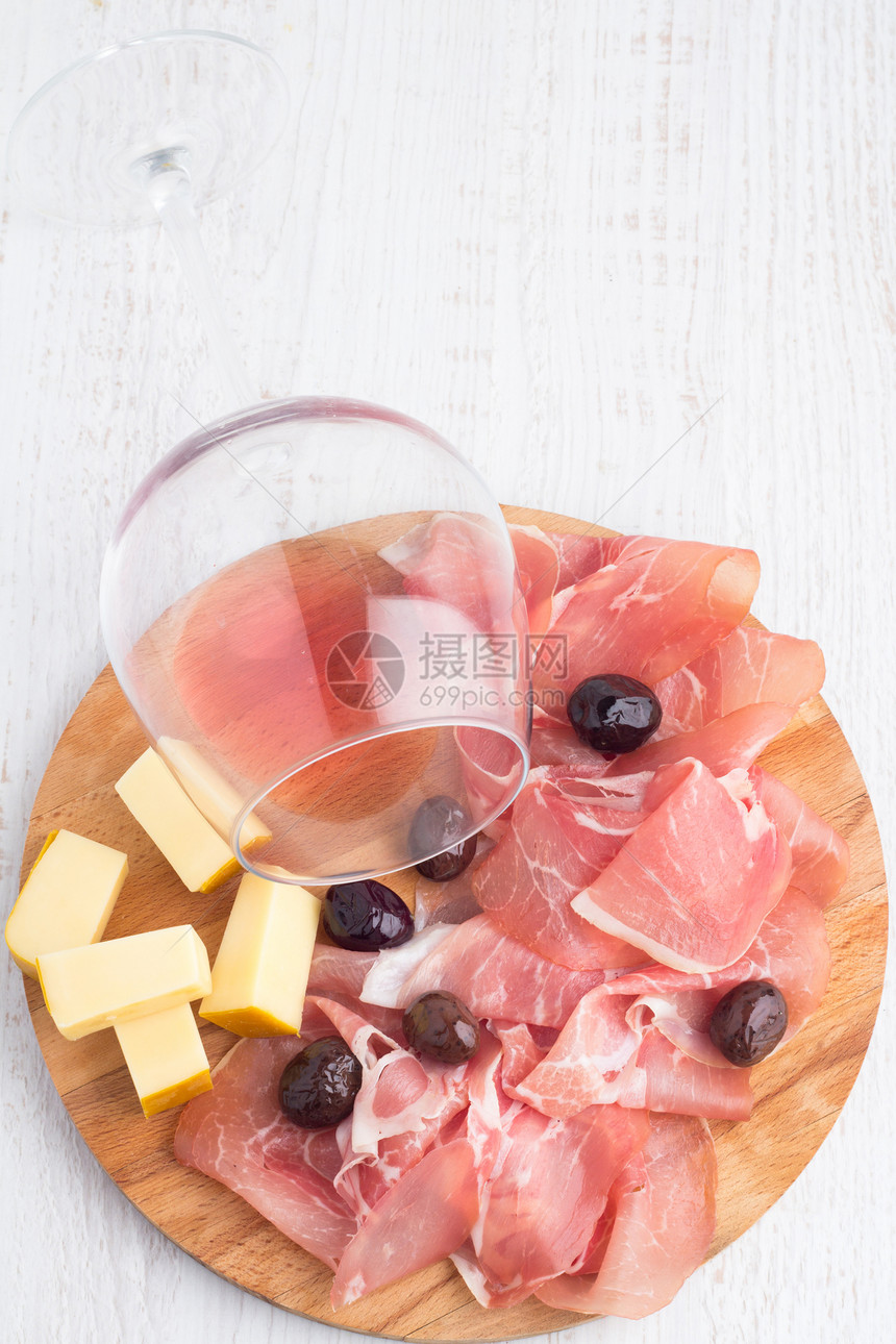 白色背景中的腌肉橄榄和葡萄酒图片