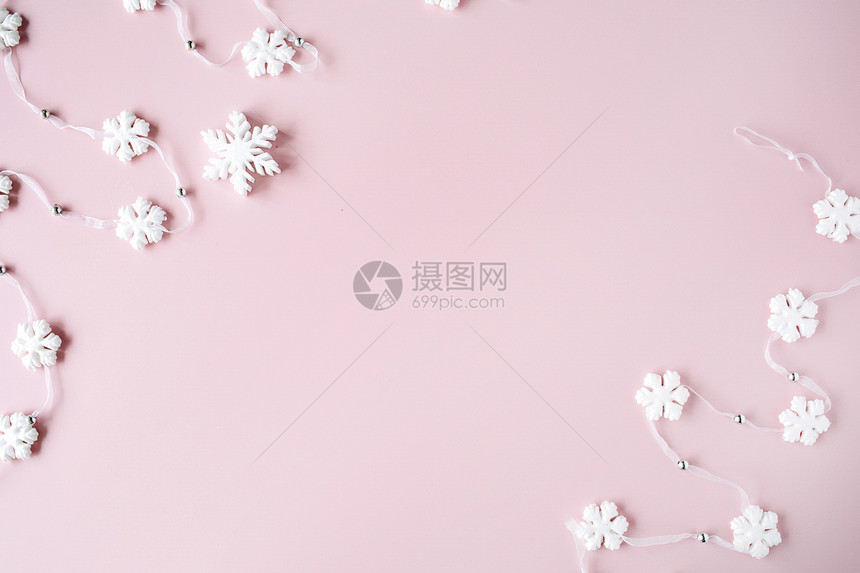 粉红色背景上的白圣诞节雪花装饰圣诞壁纸平图片