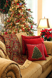 带圣诞树的舒适圣诞客厅沙发图片
