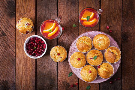 美味的松饼cupcakes加红莓和图片
