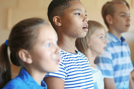 学童在音乐课上唱歌图片