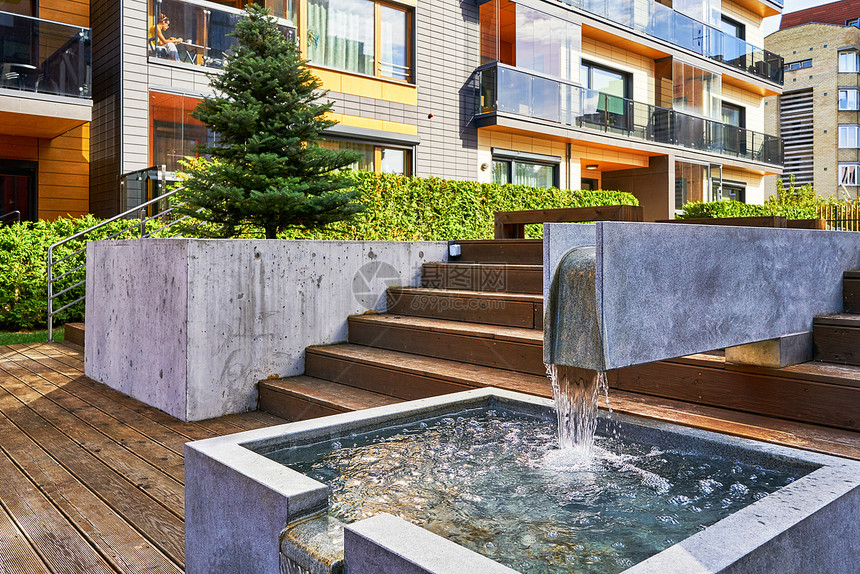 装饰喷泉和现代公寓住宅建筑综合体图片