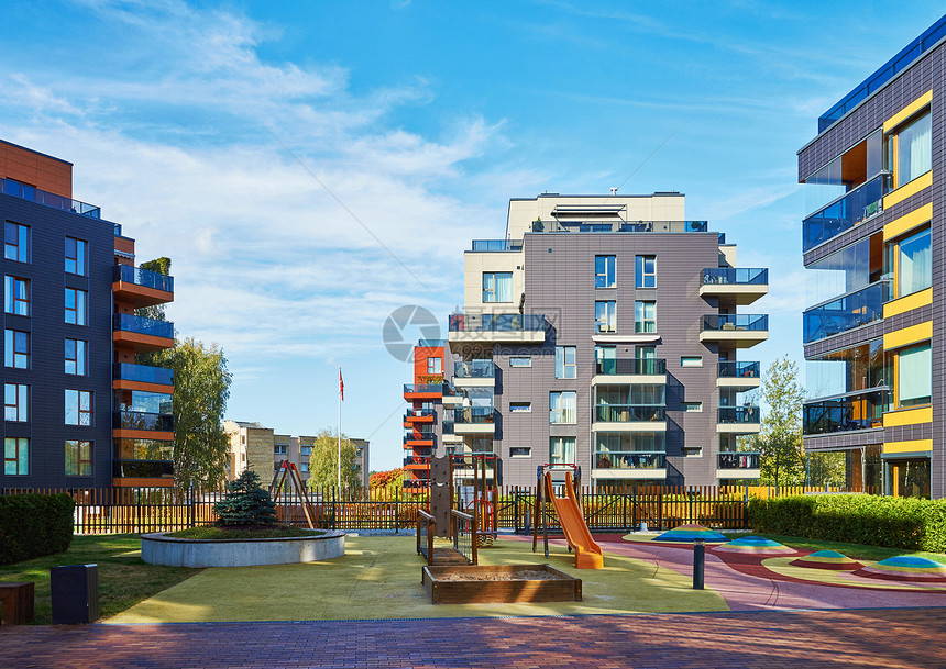 公寓住宅楼和儿童游乐场的现代综合体图片