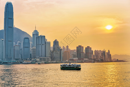 日落时香港维多利亚港的星舰渡轮从香图片