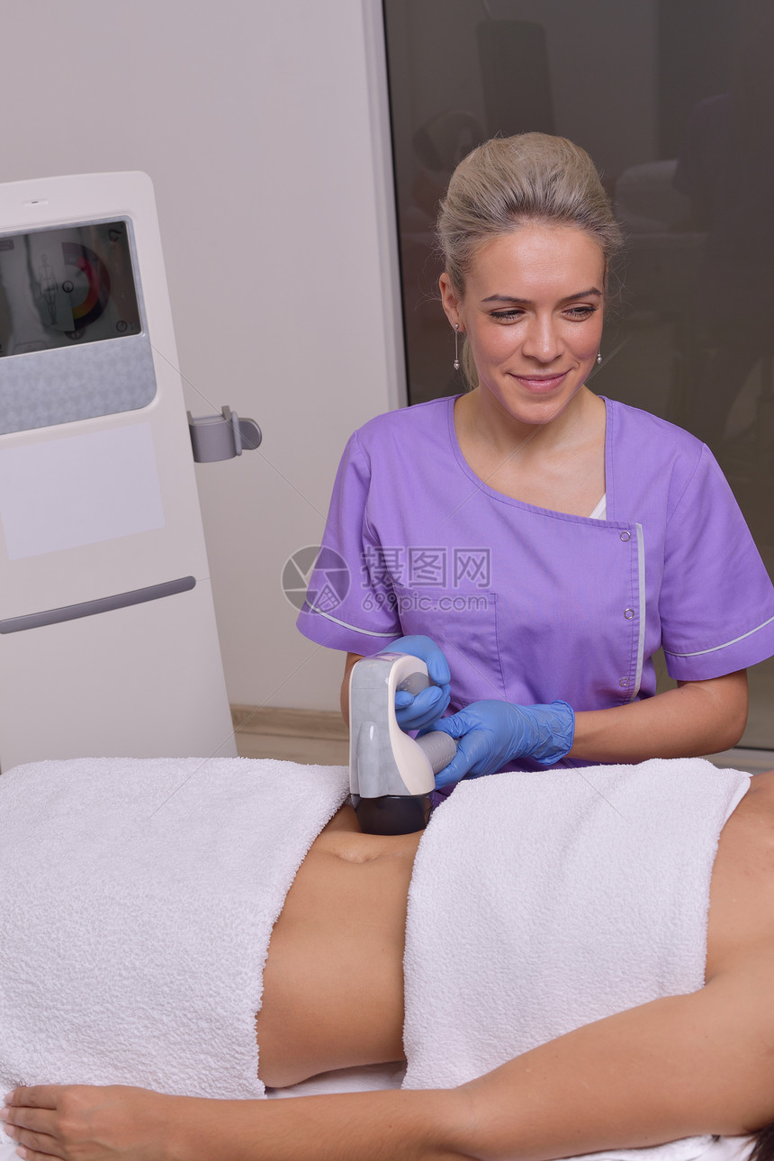 年轻美女在美容诊所接受专业的体型治疗图片