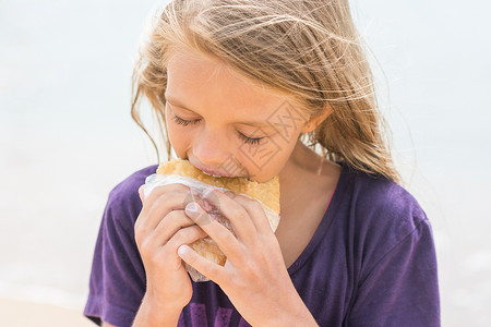 一个饥饿的女孩食吃图片