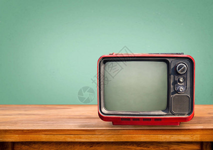 复古海蓝宝石墙背景木桌上的复古红色电视图片