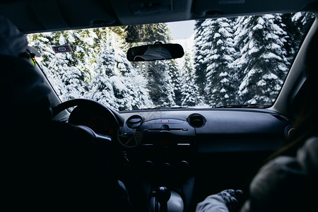在冬天的森林里开车旅行从车上看图片