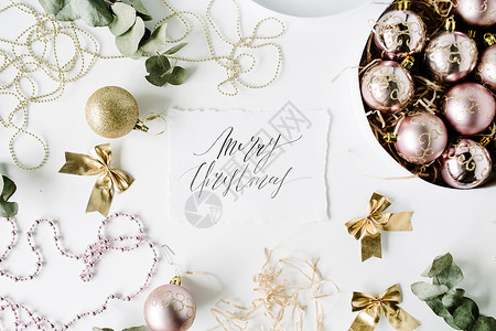 书法词圣诞快乐和框架用圣诞球金属丝弓桉树制成的圣诞装饰品图片