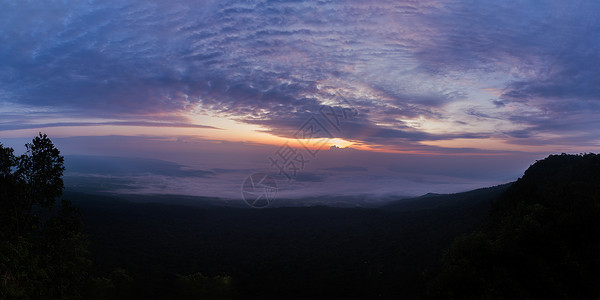 PhuKradueng公园的雾和多云山谷全图片