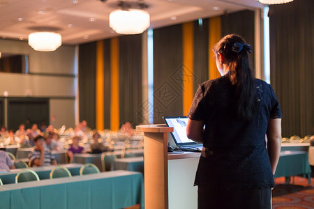 女发言人在商务会议上发表演讲会议厅的观众商业和创业成功的女商人概图片