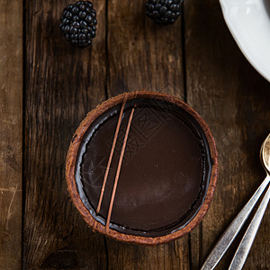 以短结薄粉和极滑的比利时巧克力甘纳奇制成的手工制富含巧克力罐头图片
