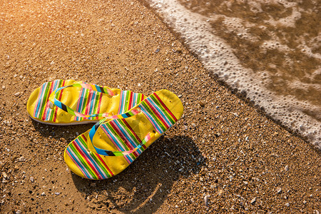 沙地背景的滑坡海岸上的脚印海边热图片