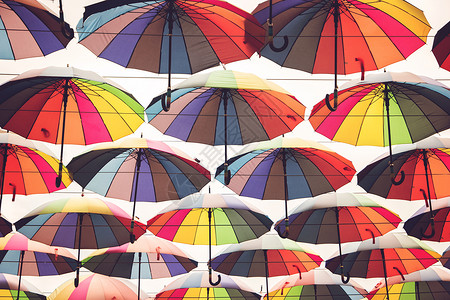 多色雨伞白色背景的雨伞幸福的调图片