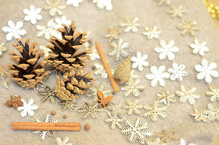 圣诞节由坦格林松果锥肉桂和雪花组合成从上图片