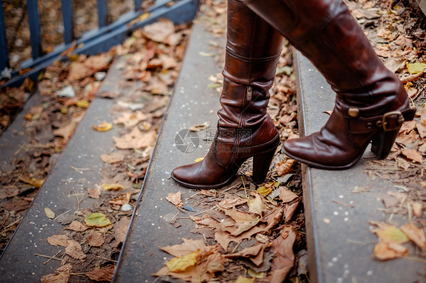 在寒冷的秋日下楼梯的女靴图片
