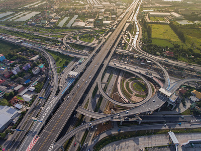 空中高速路口从鸟瞰图繁忙的高速公路公路形状图片