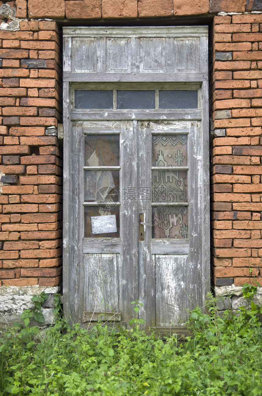 废弃房屋上的旧木门保图片