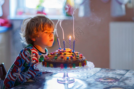 快乐的小男孩庆祝他的生日图片