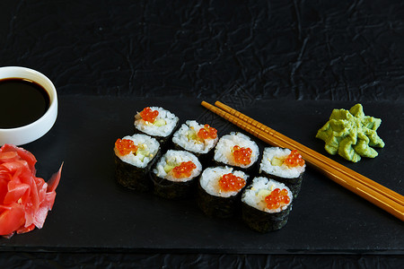 石板红鱼子酱寿司卷图片