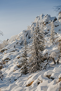 雪覆盖了玄武柱的落岩峰冬天图片