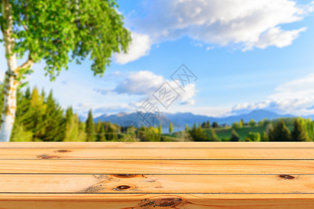 在模糊的背景前的木板空桌子图片