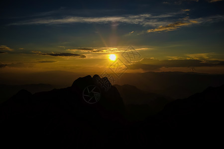 日落在山峰自然景观中太图片