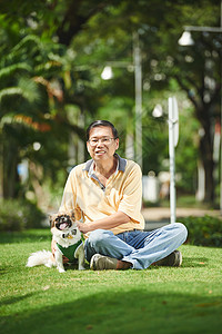 亚裔老人和他的北京狗图片