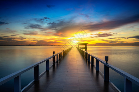 日落时海上的木桥图片