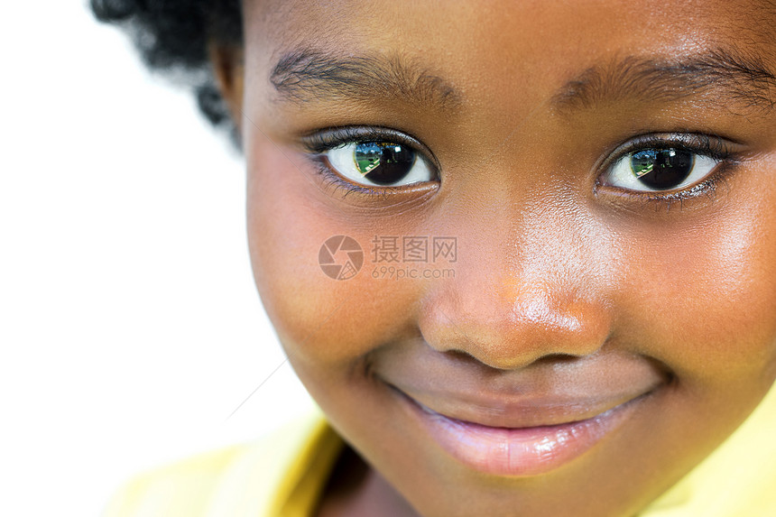 可爱的小非洲女孩的近视肖像与白色背景隔离的ff图片