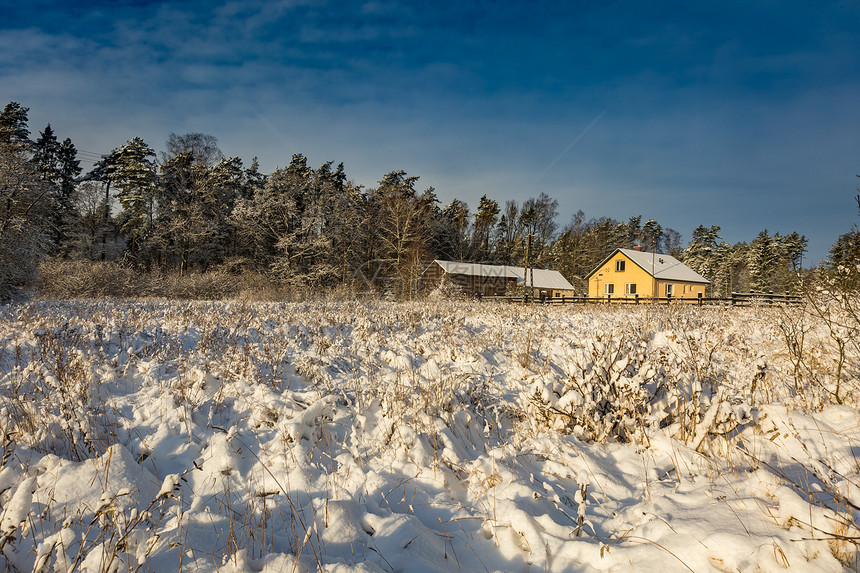 冬季日出风景有新鲜的雪和房子下雪覆图片