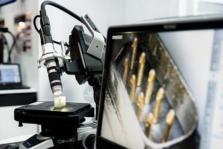 带有测量仪器和显微镜的微电子实验室单背景图片
